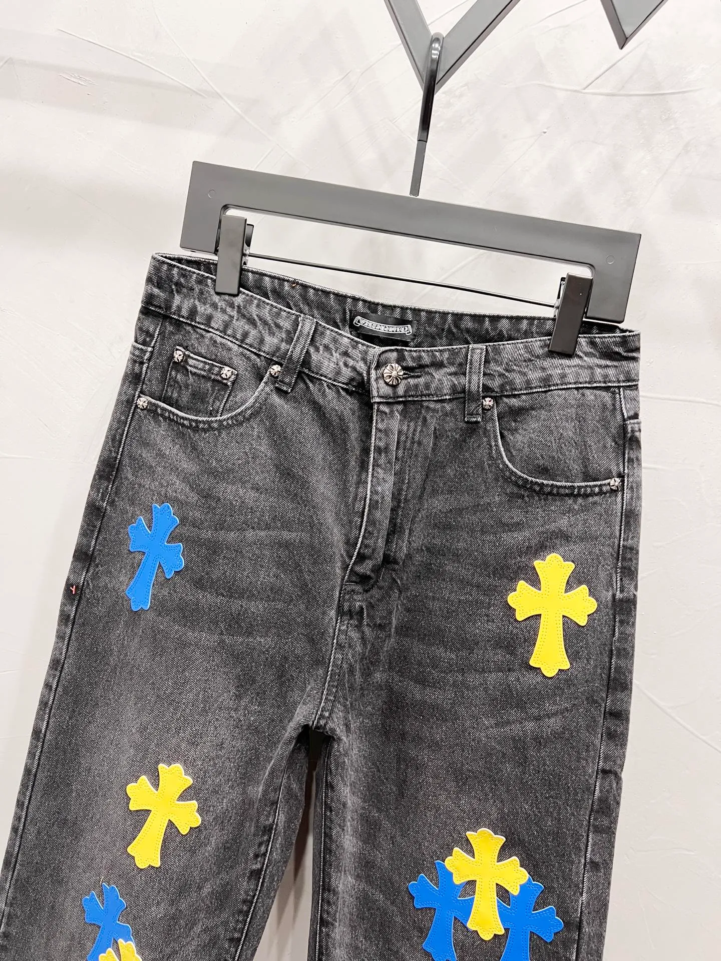 P240 Style number: [M937] Chrome hearts & Chrome hearts 25ss blue and yellow leather black trousers cross patch leather jeans CH Chrome hearts double knee cross patch leather bo1 version logging pants straight working pants B136 Chrome hearts cross Sanskrit overalls Counter price 24W level, patchwork cross flower embellishment, high waist washed jeans! ! Absolutely high-end luxury products, 1.9W level god-level single products, super popular products, made by top heavy industry, not to be missed. About Zangyin, this is an extremely luxurious fashion brand, which can also be called the nobles of the high street. It has always been an exclusive brand of some hipsters or rich second generation. Compared with ordinary high streets, it is more luxurious and noble. Compared with luxury brands, it has a more fashionable personality and has always been a brand that I have a special liking for. Imported yarn is custom-woven into a high-density twill canvas. While ensuring a stiff silhouette, the fabric feels very delicate. It follows the B01 classic silhouette. The upper body is crisp and stylish. The ready-made garments are stone-ground and fermented and can be matched with any style. Buttons and zinc brushing are washed with genuine YKK retro metal products. Double-layered canvas on the front. Perfect details. All hardware is perfect. Size: 30-32-34-36 Color: blue-yellow leather and black pants.